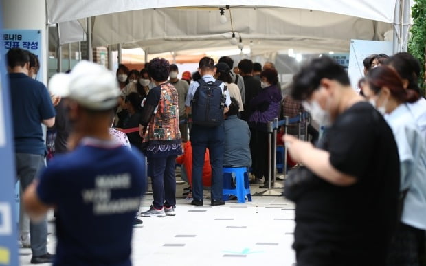 4일 오후 서울 마포구보건소에 마련된 코로나19 선별진료소를 찾은 시민들이 검체검사를 위해 대기하고 있다. /사진=연합뉴스