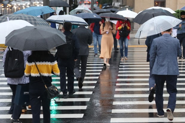 서울 광화문광장에서 시민들이 우산을 쓴 채 걸어가고 있다.(사진=연합뉴스)