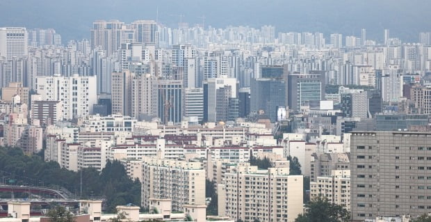 서울 남산에서 바라본 서울 강남구와 송파구 일대. /연합뉴스