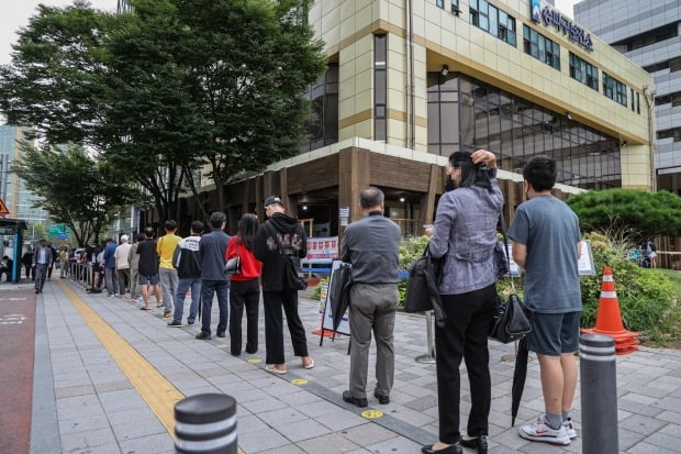 8일 오전 서울 송파구 송파구보건소 선별진료소에서 시민들이 코로나19 검사를 받기 위해 대기하고 있다. /사진=연합뉴스