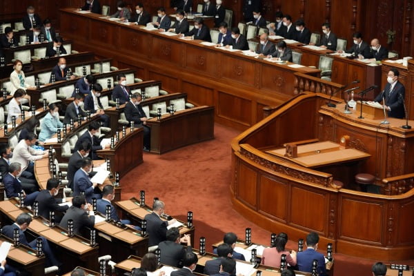 기시다 후미오(오른쪽) 일본 총리가 일본 도쿄 중의원(하원)에서 지난 4일 취임 후 첫 연설을 하고 있다./사진=AP