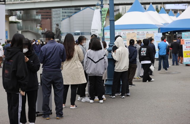 서울역 임시선별검사소에서 코로나19 검사를 받기 위해 대기하고 있는 시민들. /사진=연합뉴스