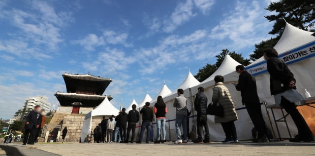  18일 오전 서울 종로구 흥인지문 옆에 설치된 찾아가는 선별검사소에서 코로나19 집단감염이 발생한 동대문 인근 시장 종사자들이 검사를 받기 위해 대기하고 있다. 사진=연합뉴스