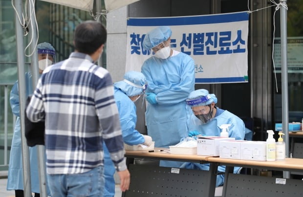 서울 동작구 흑석동 중앙대학교에 설치된 '찾아가는 코로나19 선별진료소'에서 의료진이 분주한 모습이다. /사진=연합뉴스