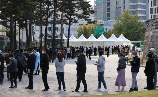 22일 오후 서울 종로구 흥인지문 앞에 설치된 찾아가는 임시선별진료소에서 인근 시장 상인과 시민 등이 코로나19 선별검사를 받기 위해 순서를 기다리고 있다. /사진=연합뉴스