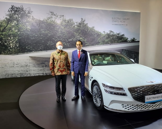 조코 위도도 대통령과 정의선 현대차 회장이 지난 25일 인도네시아 자카르타 인터내셔널 엑스포(JIExpo)에서 열린 '미래 전기자동차 생태계' 행사에서 제네시스 전기차 G80 옆에 나란히 서 있다. 사진=연합뉴스