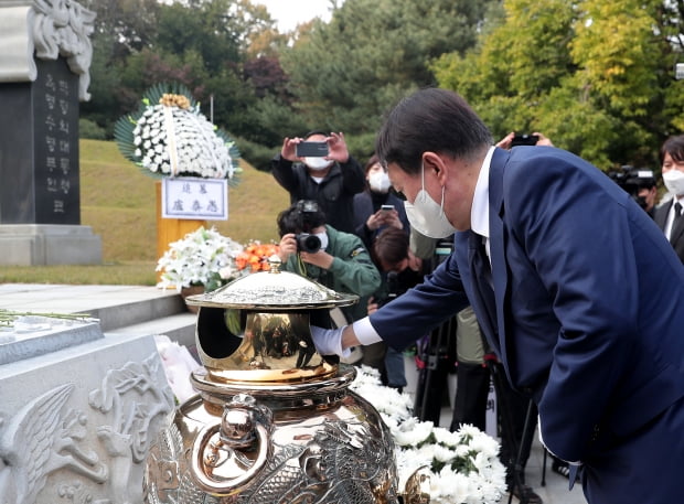 윤석열 국민의힘 대선 경선 후보가 26일 오후 서울 동작구 국립서울현충원 내 고(故) 박정희 전 대통령 묘역을 찾아 참배하고 있다. 사진=연합뉴스