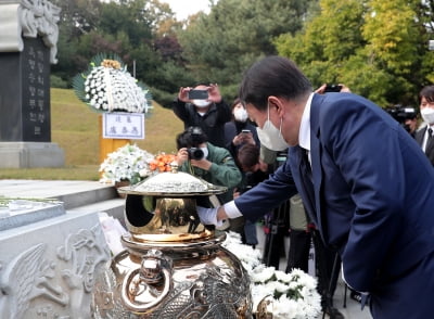 박정희 묘역 참배한 윤석열 "선진국 기초 놔주신 분"