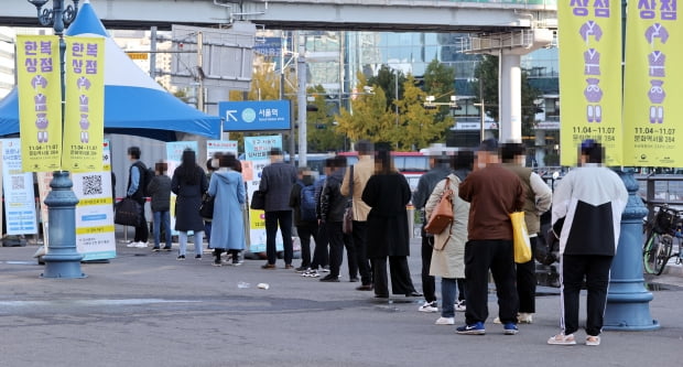 28일 서울역 광장에 마련된 신종 코로나바이러스 감염증(코로나19) 임시 선별검사소에서 검사를 받으려는 시민들이 줄을 서고 있다. /사진=연합뉴스