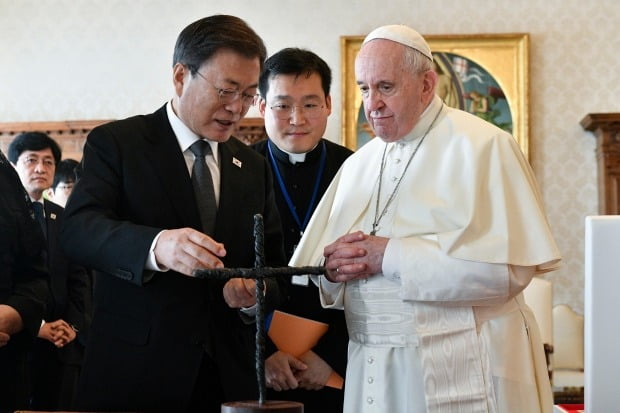 프란치스코 교황에게 평화의 십자가 설명하는 문재인 대통령. /사진=연합뉴스
