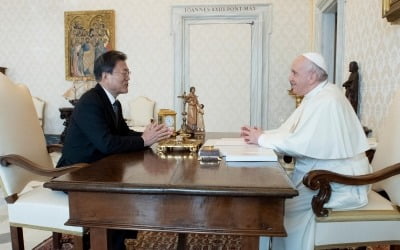 [속보] 문 대통령 "교황께서 北 방문하면 한반도 평화 모멘텀 될 것"