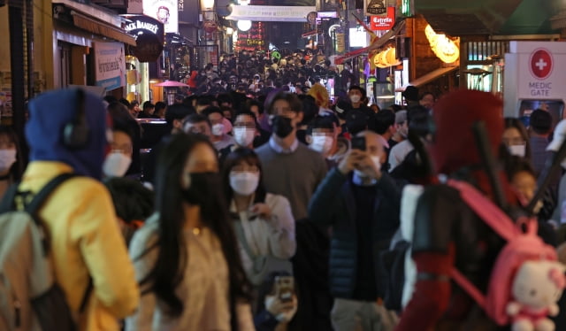 주말 핼러윈을 앞둔 29일 오후 서울 용산구 이태원 세계음식거리가 시민들로 북적이고 있다. / 사진=연합뉴스