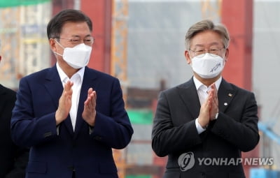 "함께 노력하길" 문대통령 내분 불길 차단…李와 관계설정 주목