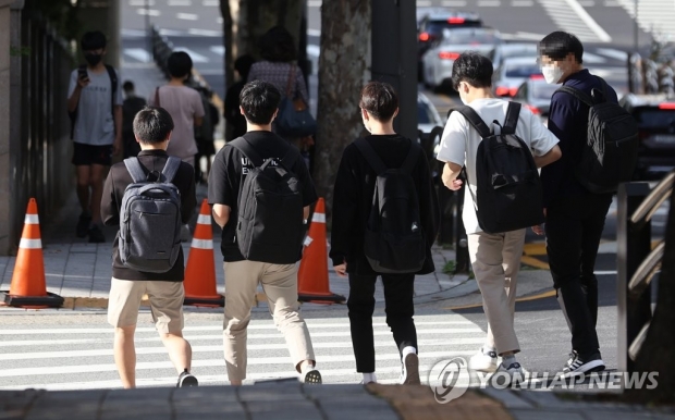 '일상회복' 따른 등교 확대에 "학교 가도 걱정, 안 가도 걱정"