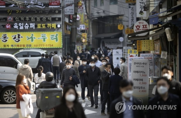 홍남기 "소상공인 손실보상 제외 업종에 맞춤형 대책 가동"