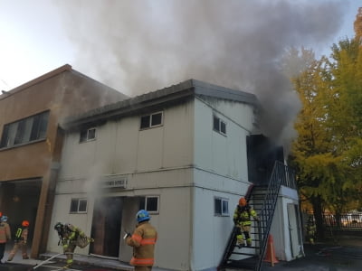 충북도청 창고서 불, 25분만에 진화…인명피해 없어