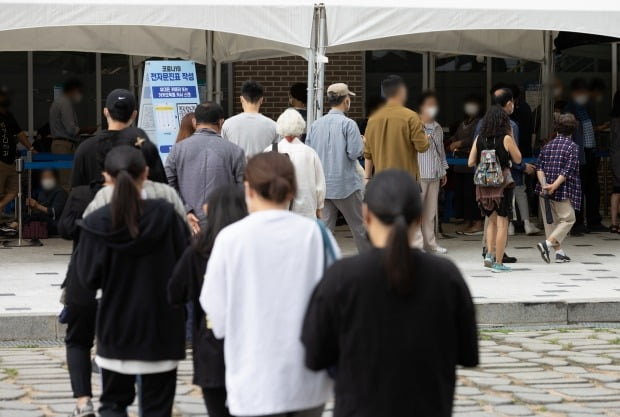 4일 오후 서울 마포구보건소에 마련된 신종 코로나바이러스 감염증(코로나19) 선별진료소를 찾은 시민들이 검체검사를 받기 위해 줄을 서 있다. /사진=뉴스1