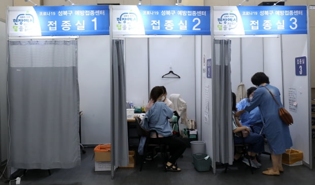  서울 성북구청에 마련된 신종코로나바이러스 감염증(코로나19) 예방접종센터에서 시민들이 백신을 접종하고 있다. 사진=뉴스1
