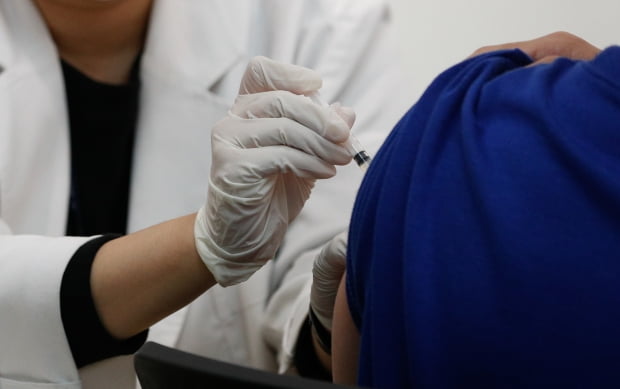코로나19예방접종센터에서 시민이 백신을 맞고 있다. 사진=뉴스1
