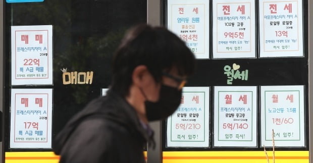 서울 시내의 한 공인중개사무소에 부동산 매물이 붙어 있다. /뉴스1