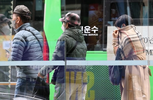 수도권을 비롯한 전국 대부분 지역에 한파특보가 발령된 16일 오후 서울 종로구 세종대로 사거리 일대에서 시민들이 두터운 옷을 입은 채 발걸음을 재촉하고 있다. /뉴스1