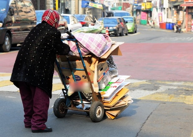 자료사진 시내 한 골목에서 노인이 폐지를 줍고 있다. 사진=한경DB