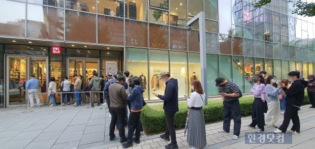 지난달 15일 서울 종로구 유니클로 광화문D타워점 '화이트 마운티니어링' 협업 컬렉션 출시를 앞두고 매장 앞에 긴 줄이 늘어섰다. [사진=이미경 기자]