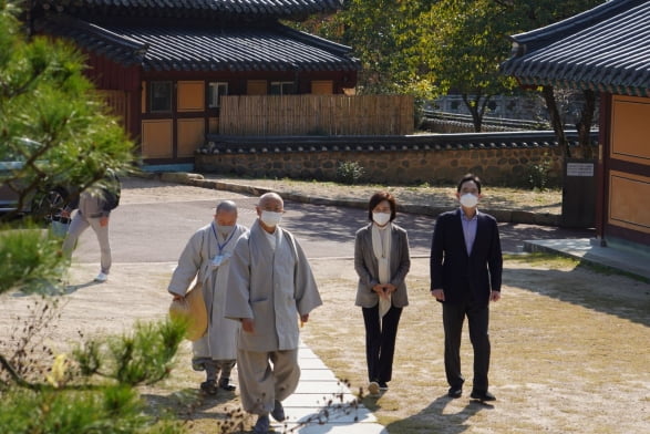 지난 2일 이재용 삼성전자 부회장과 홍라희 전 리움미술관 관장이 경남 양산 통도사를 찾아 사찰 관계자들과 대화하고 있다.(조계종 사진 제공)