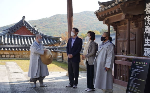 지난 2일 이재용 삼성전자 부회장과 홍라희 전 리움미술관 관장이 경남 양산 통도사를 찾아 사찰 관계자들과 대화하고 있다.(조계종 사진 제공)