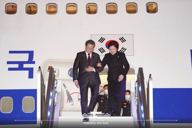 헝가리를 국빈 방문한 문재인 대통령과 김정숙 여사가 2일(현지시각) 헝가리 부다페스트 국제공항에 도착해 공군 1호기에서 내리고 있다. 청와대 페이스북