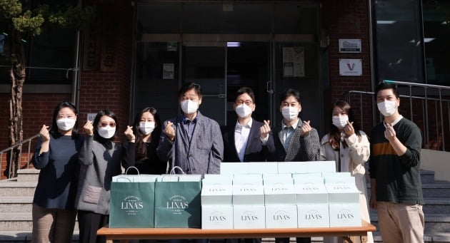  11월 3일 서울 용산구에 위치한 영락보린원에서 SPC그룹 리나스 직원들과 초록우산어린이재단 관계자들이 기념촬영을 하고 있다.  사진=SPC 제공