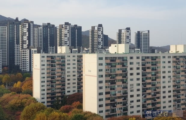 과천5단지와 그 뒤의 과천푸르지오써밋(과천1단지) 모습. 사진=오세성 한경닷컴 기자