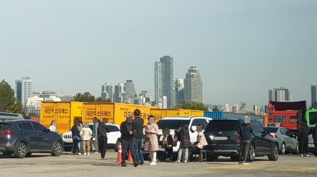 힐스테이트 과천청사역 모델하우스 현장에 나와 있는 부동산 중개업소 관계자들. 사진=이송렬 기자