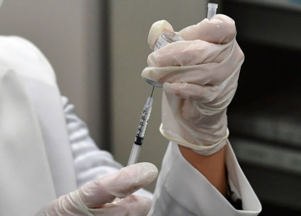 서울 송파보건소에서 한 직원이 아스트라제네카(AZ) 백신을 주사기에 옮기고 있다.(사진=한경DB)
