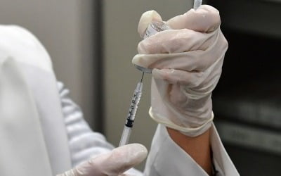 최근 5주간 코로나 사망자 72%, 예방접종 미완료자 [종합]