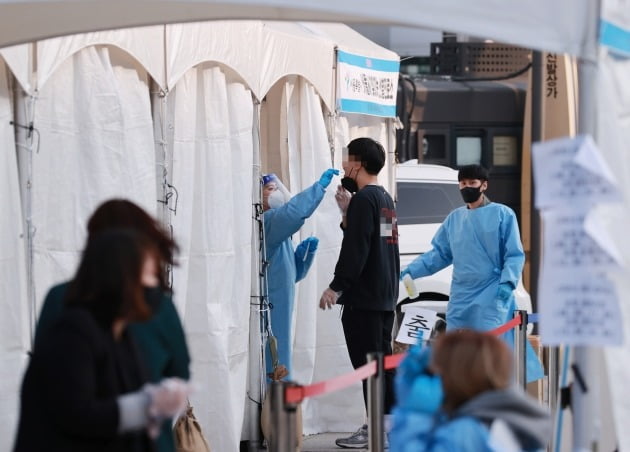 서울 종로구 흥인지문 앞에 설치된 찾아가는 임시선별진료소 [사진=연합뉴스]