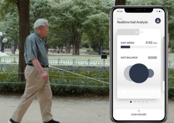 한 노인이 스마트벨트와 앱을 활용해 보행속도를 측정하고 있다. [사진= 분당서울대병원 제공]