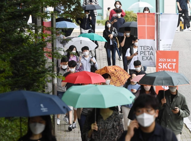 지난달 10일 SK그룹의 대졸 신입사원 공개채용 필기전형 SKCT를 마친 응시자들이 고사장을 나서고 있다. 신경훈 기자