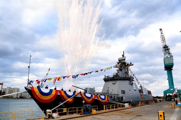 해군의 신형 호위함인 천안함(FFG-826)이 9일 오후 울산 현대중공업에서 진수했다. 천안함은 2023년께 해군에 인도된 이후 전력화 과정을 마치고 서해에 배치되어 NLL을 수호할 예정이다./ 해군 제공