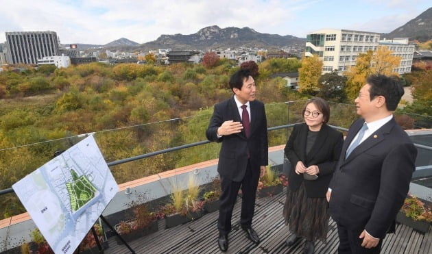 오세훈 서울시장(왼쪽부터), 김영나 국가기증 이건희 소장품 활용위원회 위원장, 황희 문화체육관광부 장관이 10일 종로구 서울공예박물관 옥상에서 이건희 기증관 건립부지로 결정된 송현동 일대를 둘러보며 대화 하고 있다./김범준기자