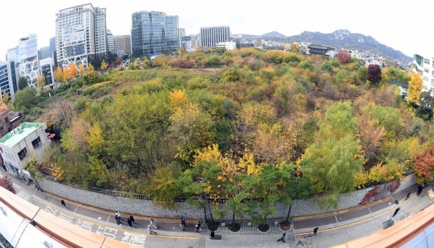 10일 종로구 서울공예박물관 옥상에서 바라본 이건희 기증관 건립부지로 결정된 송현동 일대 모습./김범준기자