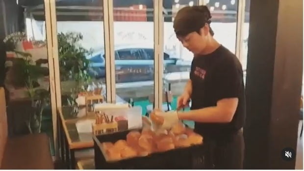 가수 테이가 자신이 운영하는 햄버거 가게에서 빵을 손질하는 모습. [사진=테이스티버거 인스타그램 캡처]