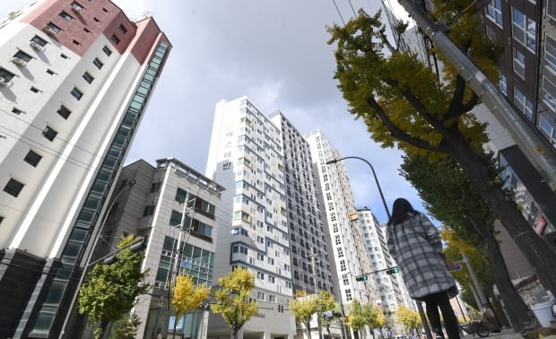오피스텔 매매가 역대 최대치를 기록하며 투자 과열 양상을 보이는 가운데 서울 마포구 인근에 오피스텔 건물이 세워져 있다. / 자료=한경DB