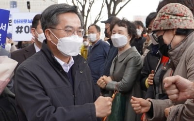 농민 만난 김동연 "당 없고 조건 나쁘지만 뚜벅뚜벅 걷겠다"