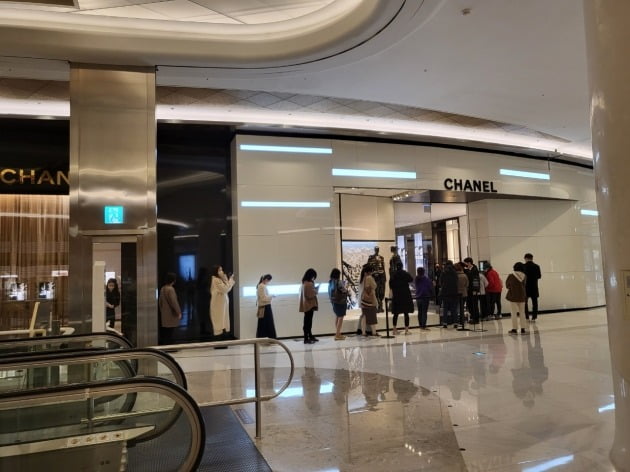 10일 오전 서울 잠실에 있는 한 백화점 앞에서 샤넬 매장 입장을 기다리는 고객들이 긴 줄을 선 채 개장을 기다리고 있다. /안혜원 기자