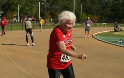 "나이는 숫자" 105세 할머니, 100m 달리기 나이대 세계기록 수립 