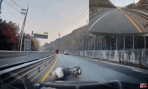 돌을 밟고 넘어진 오토바이를 극적으로 피한 차량의 블랙박스 영상. / 영상=보배드림