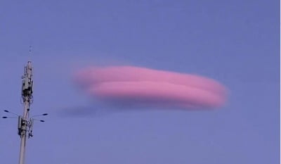 UFO인가? 中 베이징 하늘에 나타난 핑크빛 '렌즈운'