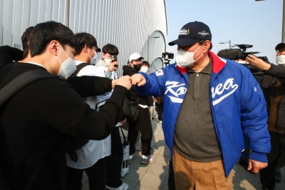 '야구광' 尹, 기자들 질문 계속되자 "빨리 가서 좀 봅시다"