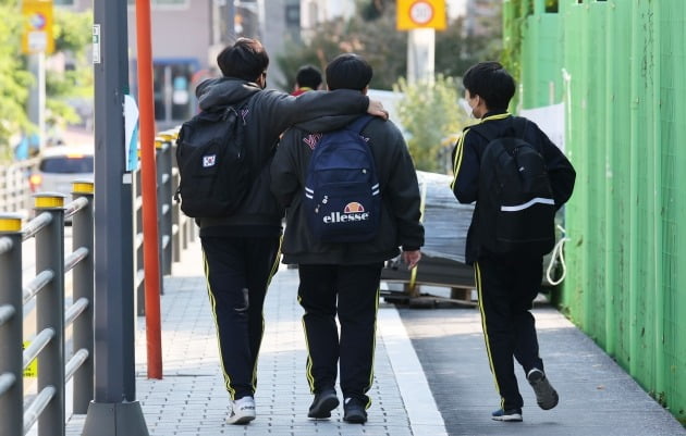 지난달 29일 오후 서울 시내 한 중학교 학생들이 하교하고 있다. 사진은 기사와 무관.  연합뉴스.